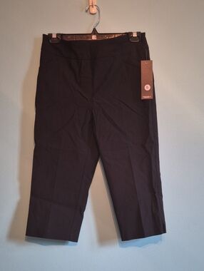 NWT Bali Corp Black Pull-On Capri Pants